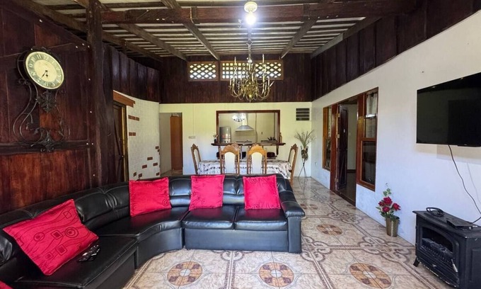 Tilaran House | Tilarán home Entire or private accommodation.