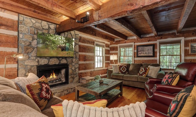 Big Canoe House | Timber Wolf Lodge - Relax in rustic luxury in Big Canoe!