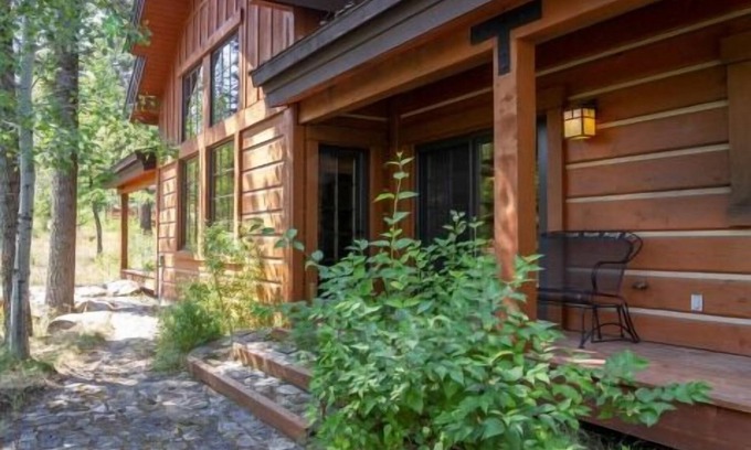 Tamarack Ski Chalet | Timberwolf Chalet - Charming Chalet |Soaking Tub and Wood Fireplace