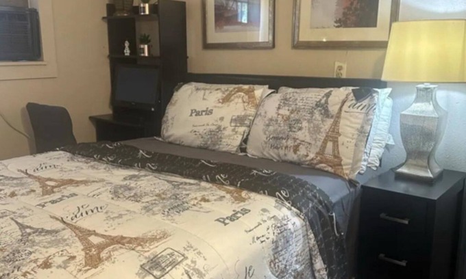 Sugar Land Cabin | Tiny home for short and long term also