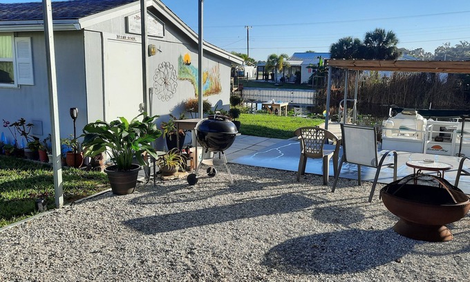 Buckhead Ridge Cottage | Tiny House Couples Retreat Lake Okeechobee