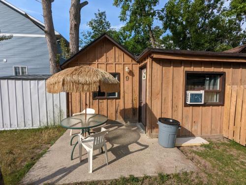 Wasaga Beach House | Tiny Wood Cottage 09