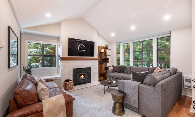 Blackcomb Condo | Townhome | Private hot tub | BBQ | Pets