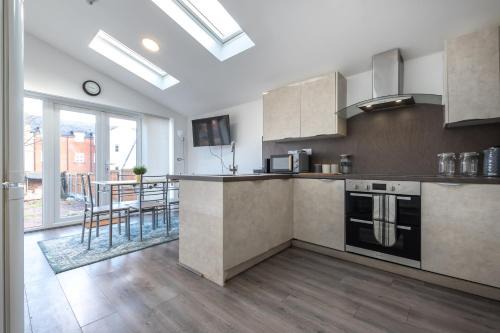 Ipswich House | Townhouse for Professionals (5 Bedroom 5 Ensuite)