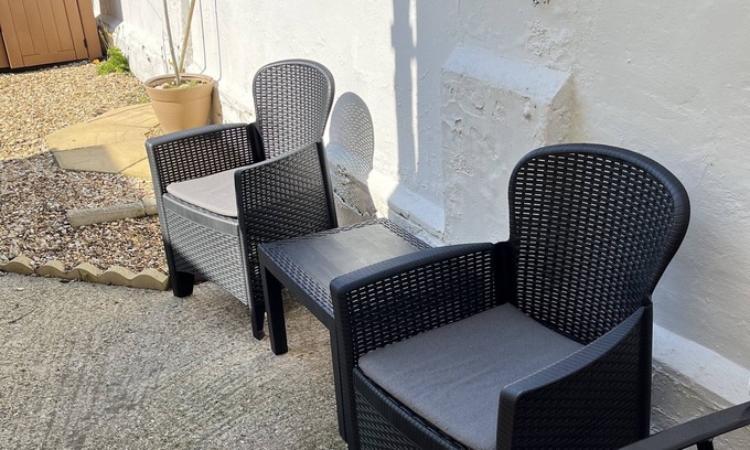 Rugby House | Townhouse in Rugby. Close to shops, pubs, restaurants, railway, motorway, parks.