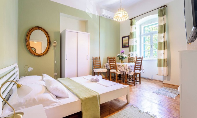 Bacvice Apartment | Traditional Dalmatian apt, 3 min walk to beach