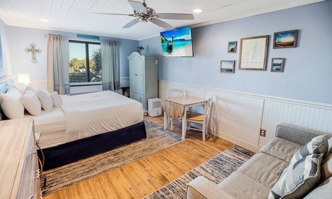 Litchfield by the Sea Apartment | Tranquil 3rd Flr Resort View King Room