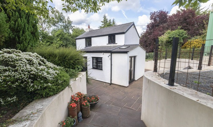 Abergavenny Cottage | Tranquil Cottage with Hot Tub close to Offa’s Dyke