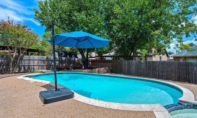 Flower Mound House | Tranquil Home with Pool sleeps 8