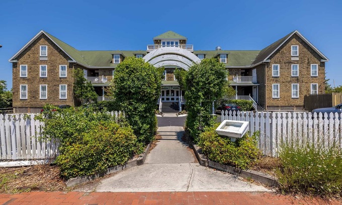 Historic Downtown Manteo House | Tranquil House Inn - Two Queen Premium Room