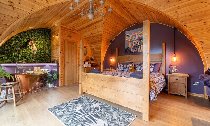 Clitheroe Cabin | Tranquil Luxury: Hot Tub, Firepit, & Superking-size bed