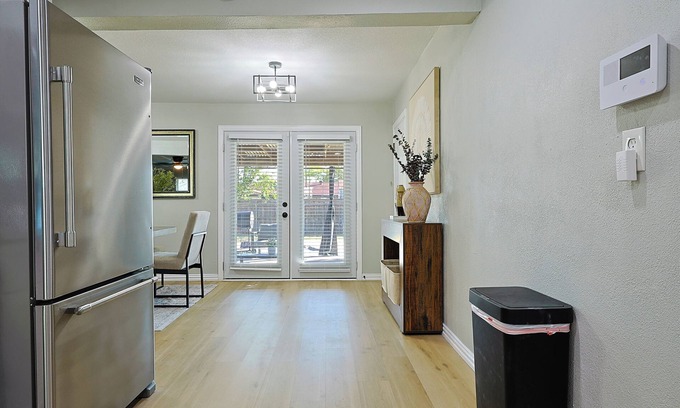 Farmers Branch House | Tranquil Modern 3BR 8 Sleeps Retreat Sauna/Hot Tub/Gym/Game Corporate/Family