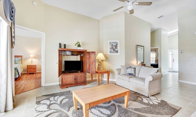 Florida Pines House | Tranquil Pool Retreat near Disney, Shopping, and dining - two master bedrooms