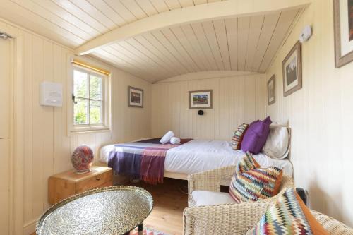 Tewkesbury House | Tranquil Riverside Shepherds Hut in Tewkesbury