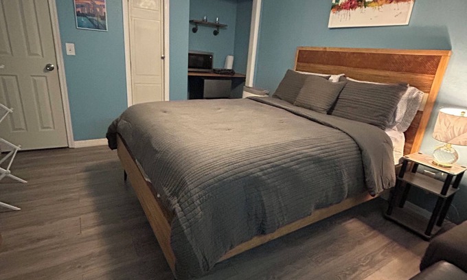 Carver City - Lincoln Gardens Apartment | Tranquil studio with AC in sunny Tampa