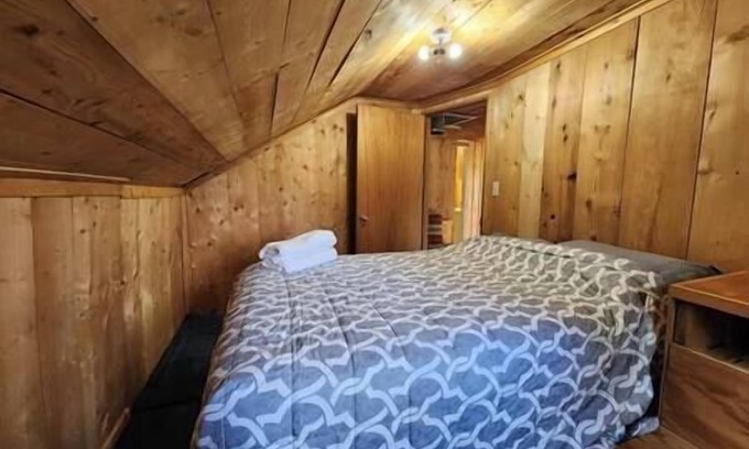 Kenny Lake Cabin | Trapper Cabin: Dog Friendly
