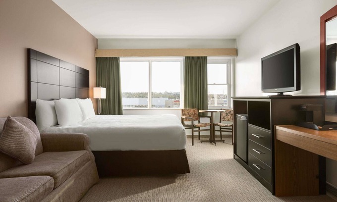 Baie Comeau Hotel | Travelodge by Wyndham Baie-Comeau