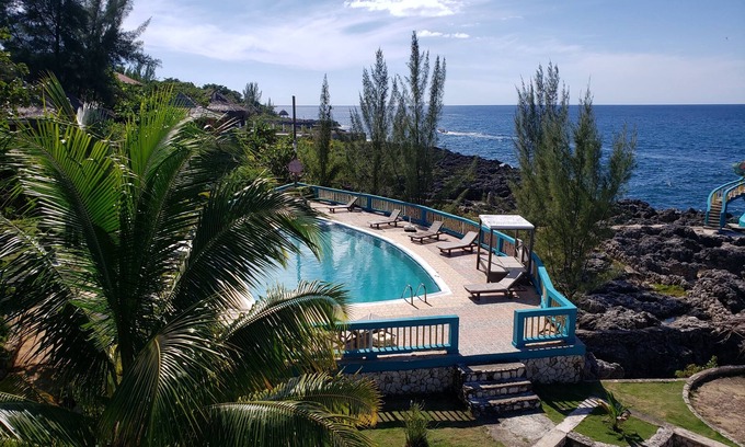 West End Cottage | Tree house Cottage with Ocean View, Hammocks and Fast Wifi. Great for groups