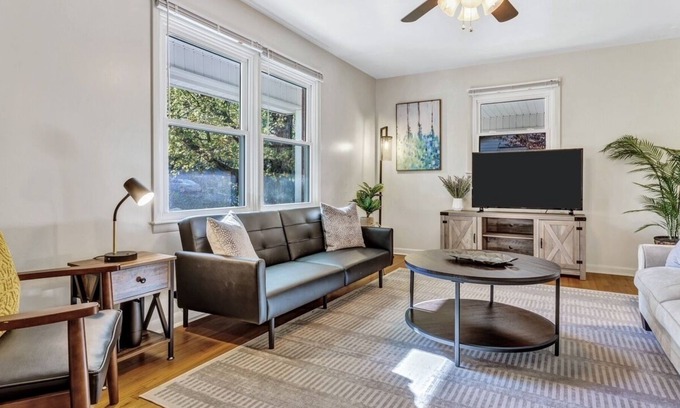 Royal Pines House | Tree-Lined Street/Firepit/KingBed/14mins Asheville