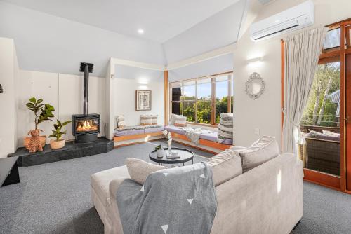 Hamilton East House | Tree Top Retreat in Central City - By KOSH BNB