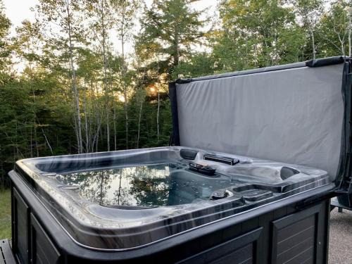 Smiths Corner House | Treeside Retreat with Hot tub