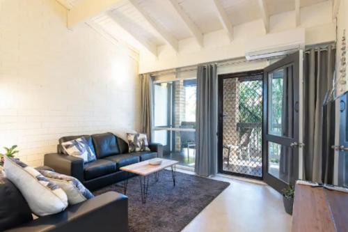 Glenelg North Apartment | Treetops getaway with free wine