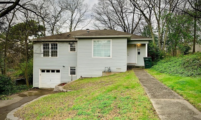 Capital View House | Trendy 2 BR by Whitewater Tavern & 7th St murals