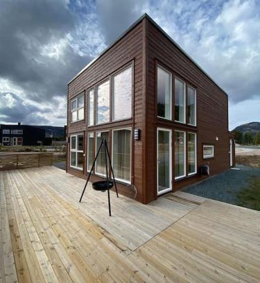 Kviteseid House | Trivelig og nylig oppført hytte med innendørs peis