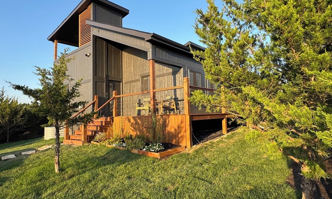 Linn Valley House | tRomantic Getaway Cabin w/Rooftop Spa, Fire Pit & Golf Cart