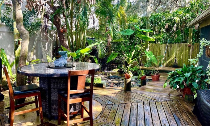 Ridge Wood Heights House | Tropical Garden by Siesta Key, Pet Friendly!