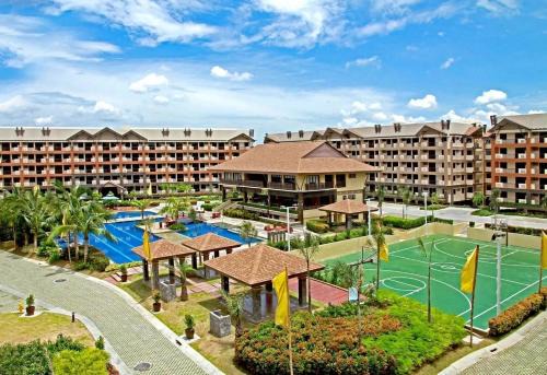 Las Pinas Apartment | Tropical Hawaiian 2BR Condo Unit in Metro Manila with Laundry Area - Sleeps 4