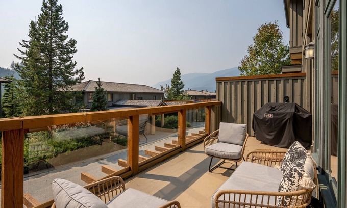Nordic Estates House | True SKI IN/OUT | Updated 3.5BR | Hot Tub | Garage | Managed By Aloha Whistler