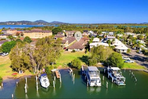 Tuncurry Apartment | Tuncurry 2BR Walk to Lake