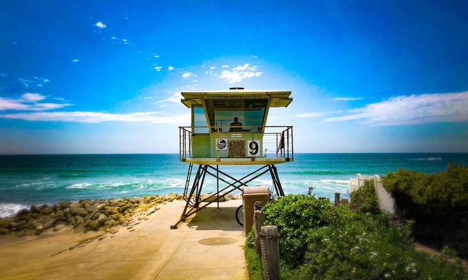 Townsite Apartment | Twin Retro Star-Wagon Resort, Ocean Front, 6 Beds