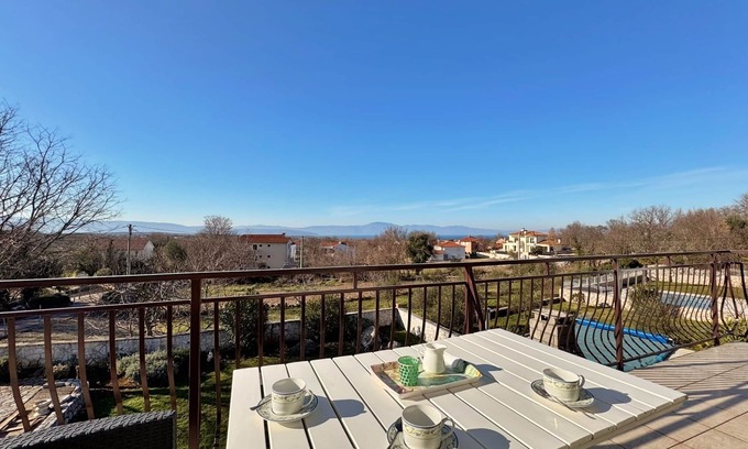 Barusici Apartment | Two bedroom apartment with balcony and sea view Malinska, Krk (A-23878-b)