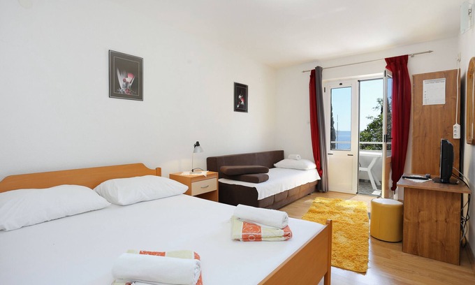 Zivogosce Apartment | Two bedroom apartment with balcony and sea view Živogošće - Porat, Makarska (A-18218-b)