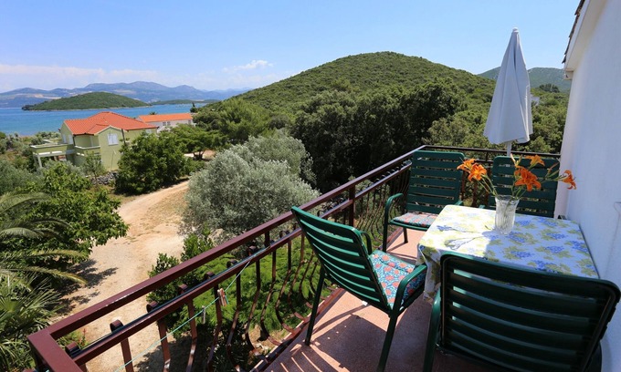 Drace Apartment | Two bedroom apartment with balcony and sea view Drače, Pelješac (A-10211-a)