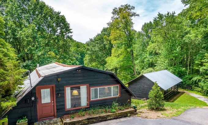Scaly Mountain House | Two-story barn home with free WiFi, full kitchen, & gas grill - dog-friendly
