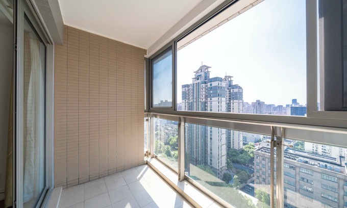 Xujiahui Bed & Breakfast | Tyms Elegant 2BR 1BA Haven Yongxin