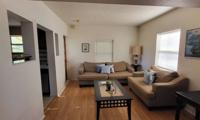Garfield Apartment | U2 - Private 2BR Walkup APT in DT PHX w/pkg