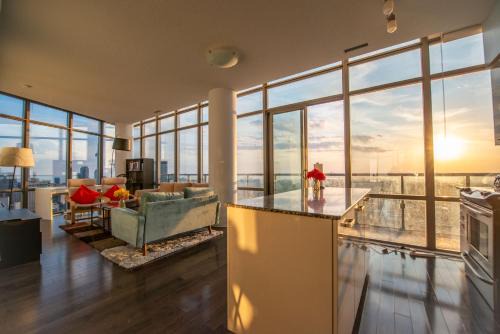 Bay Cloverhill Apartment | Unbelievable Penthouse View with 3 bedrooms