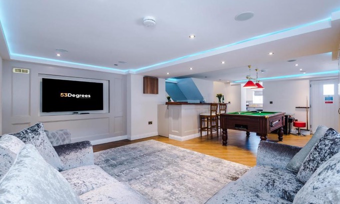 Tarporley House | Unique 2-bed barn in Beeston by 53 Degrees Property, ideal for Families & Friends, Great Location - Sleeps 4