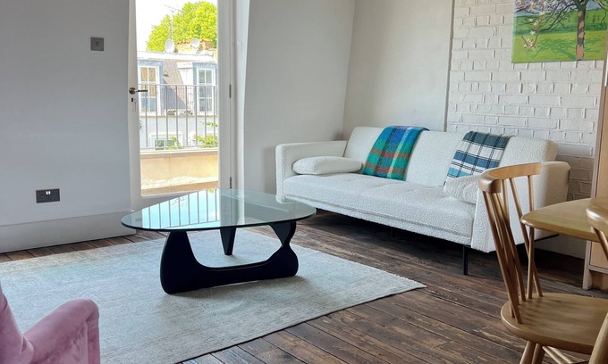 Hammersmith Broadway Apartment | Unique 2-bed duplex in fabulous west London location with a sunny balcony