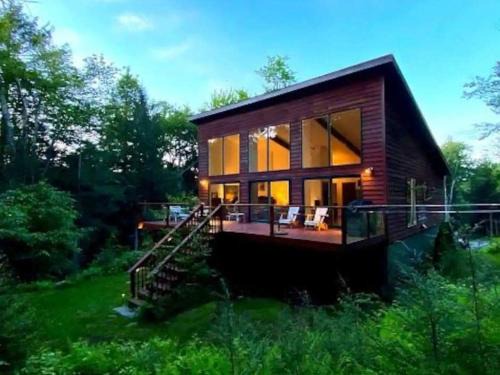 Elka Park House | Unique and Private 25ft Waterfall House in Hunter