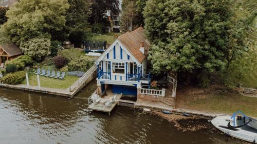 Hampton Wick House | Unique Boathouse, detached free parking x4 cars