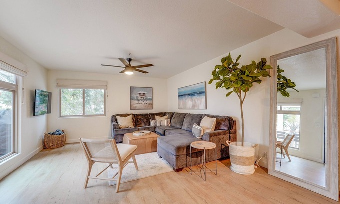 South Mission Beach Condo | Unique & Comfy Oasis: Steps to Beach - Patio Pkg WiFi 3 Bed Sunny San Diego