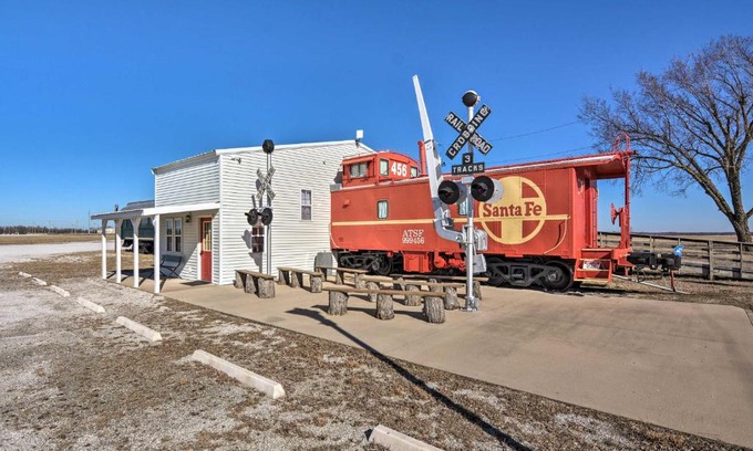 Duenweg Apartment | Unique Joplin Gem Converted Train Car Studio