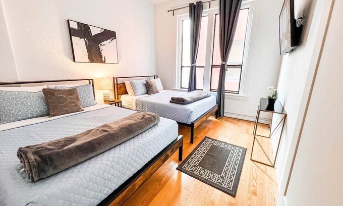 Gaslamp Quarter Hotel | UNIT #403 2-bedroom/1-bath 700 sq. ft suite with Parking & 5 Beds including a full kitchen - Washer/Dryer