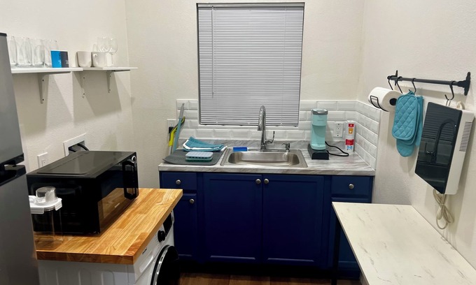 Canoga Park House | Unit B - Near UCLA WH, Kaiser, Dignity, Cedars Providence, RAMS & More