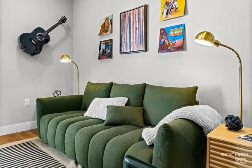 Rogers Apartment | Unplug Luxapt Near Uark, Walmart, King Beds,